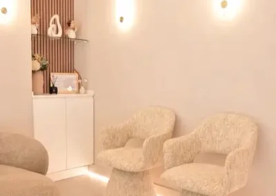 Detalle de dos sillones de diseño boucle texturizados en la sala de espera de la clínica estética de la Dra. Ainhoa Yus.